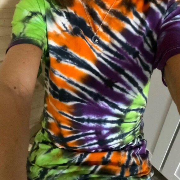 GILDAN Soft Style | Tie-Dye T-Shirt | Color: Purple,Lime,Orange,Black | Size:M - Picture 5 of 5